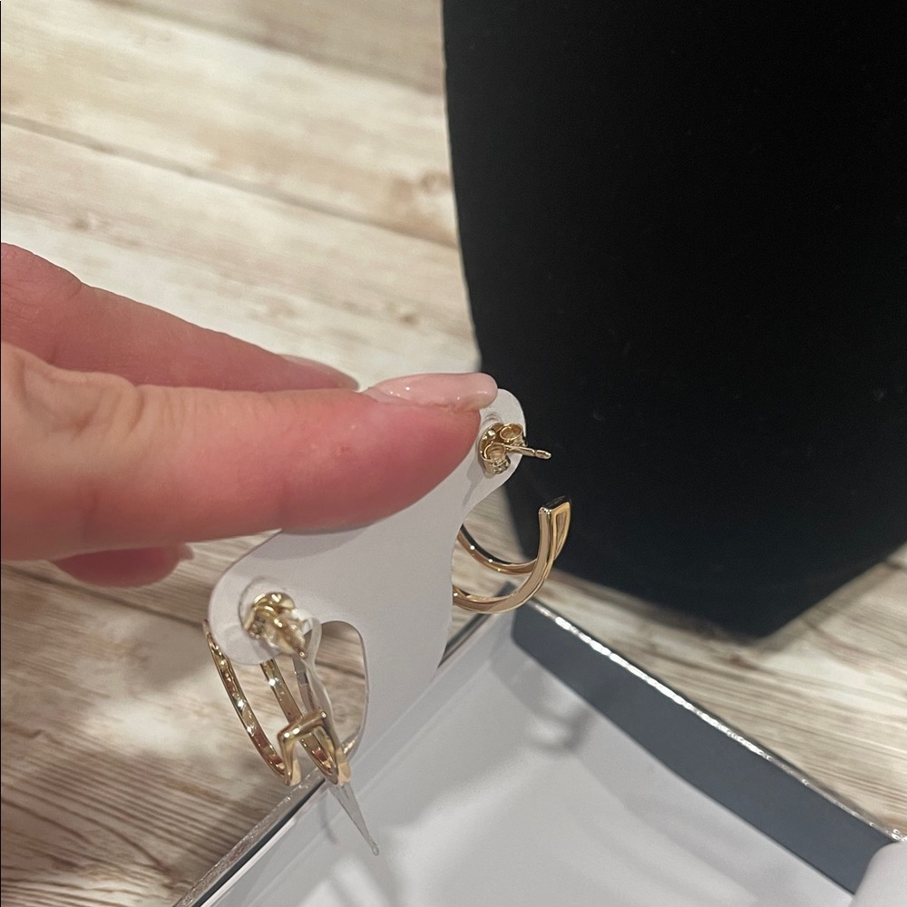 And Now This Elegant Gold Earrings - Picture 3 of 4
